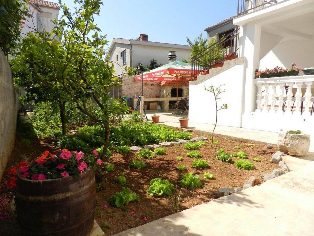Apartment And Room Ivica Vodice Exterior foto